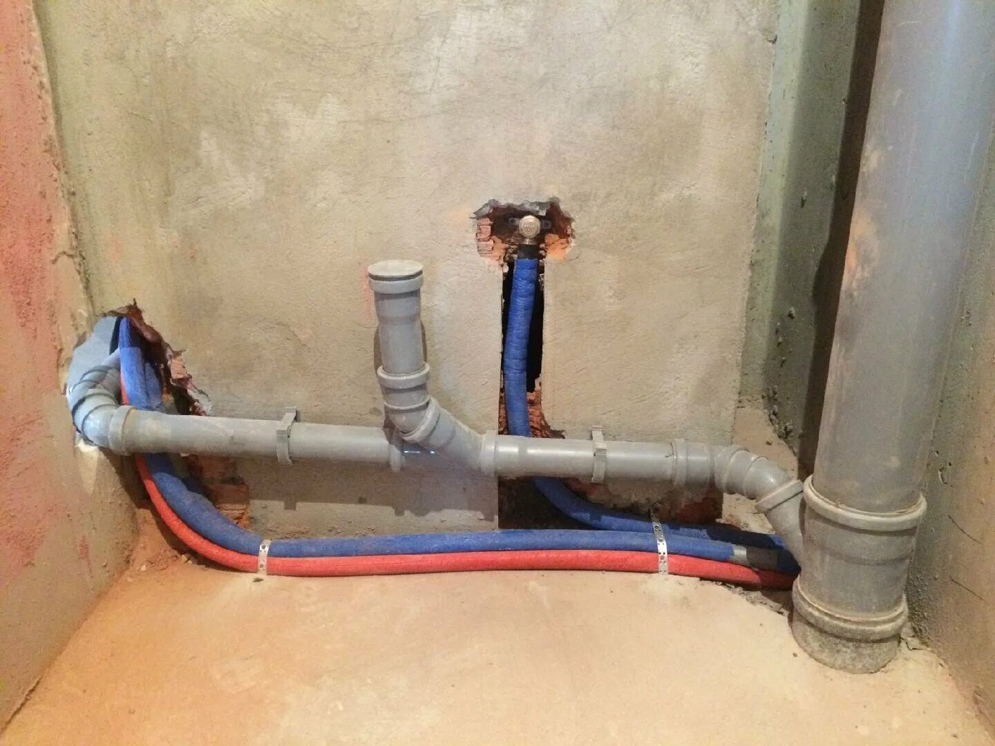 подведена канализация. напорная канализация в частном доме. подведена канализация. подвод канализации. канализационная система 110 трубы.