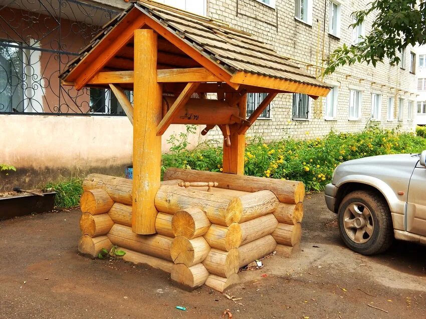Деревянные срубы колодцев