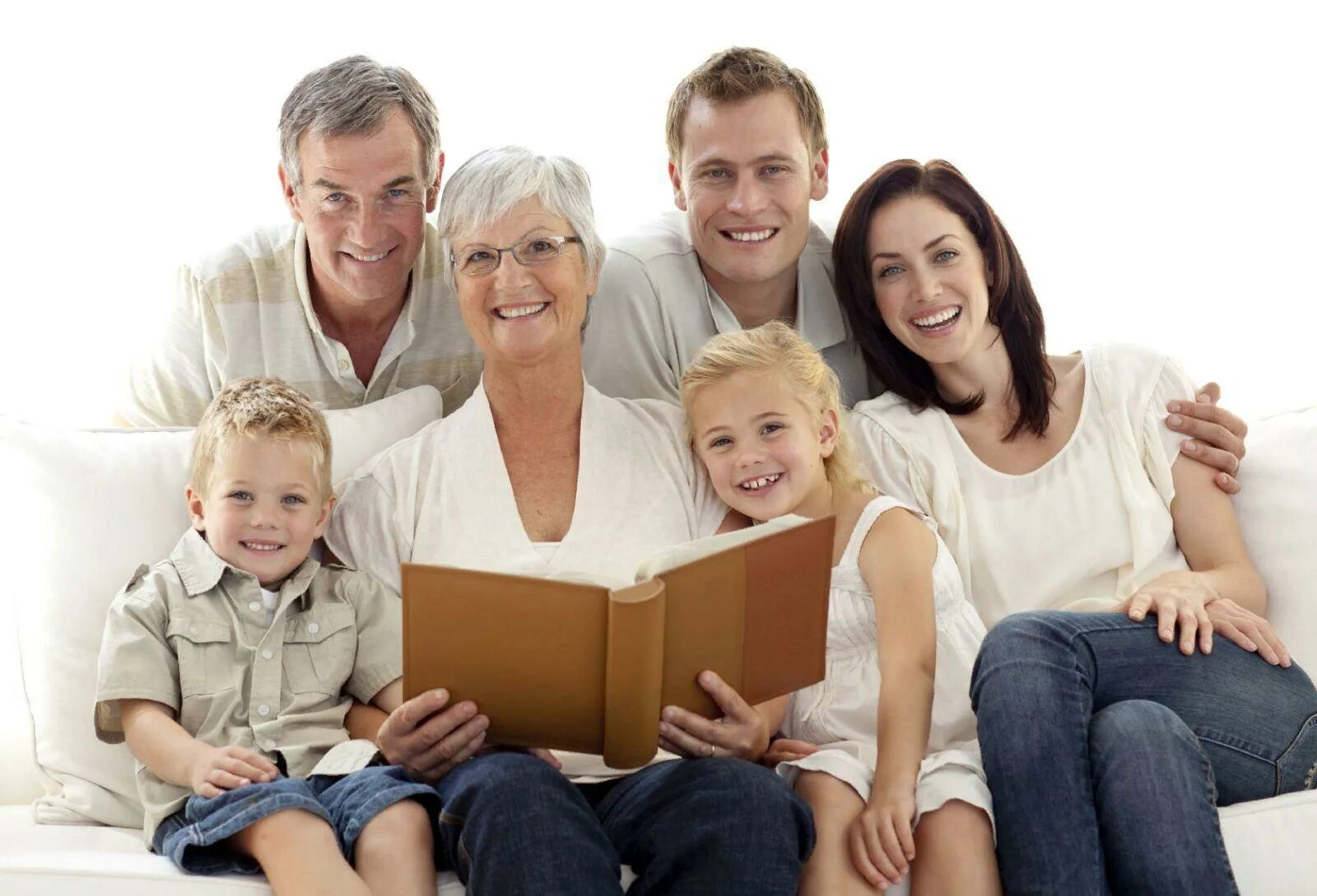 Тренинг семья для родители. Семья. Семейное чтение родители и дети. Семья с бабушкой и дедушкой. Читающая семья.