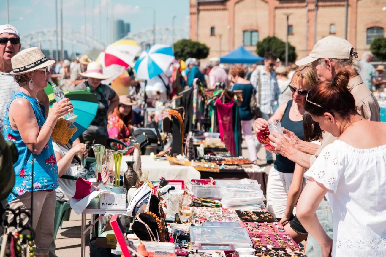 Блошиный рынок Эль-Растро. Блошиный рынок в Париже туристы. Flea Market. Блошиный рынок 1