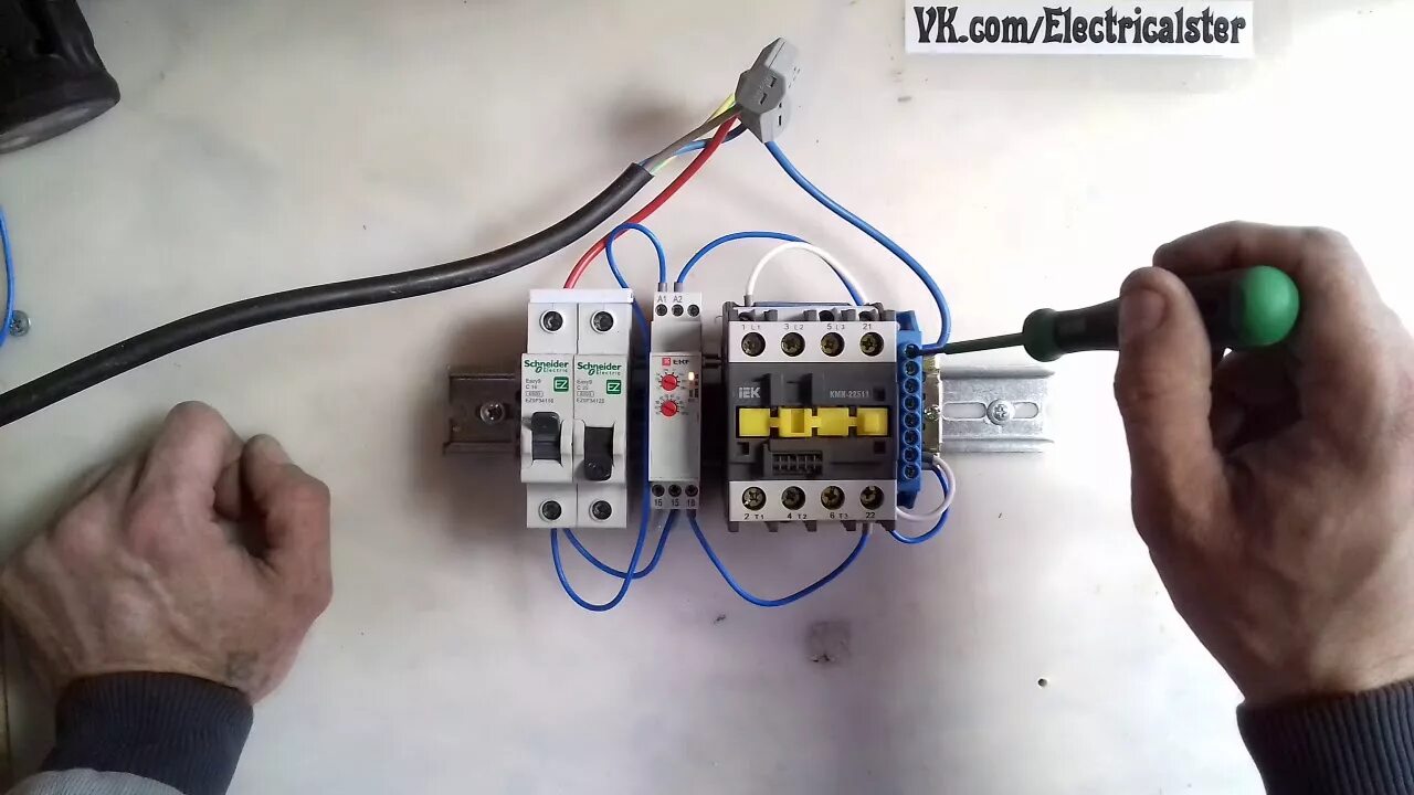 Реле времени подключение через пускатель. Подключить реле времени через пускатель. Магнитный пускатель с реле времени. Реле времени через контактор.