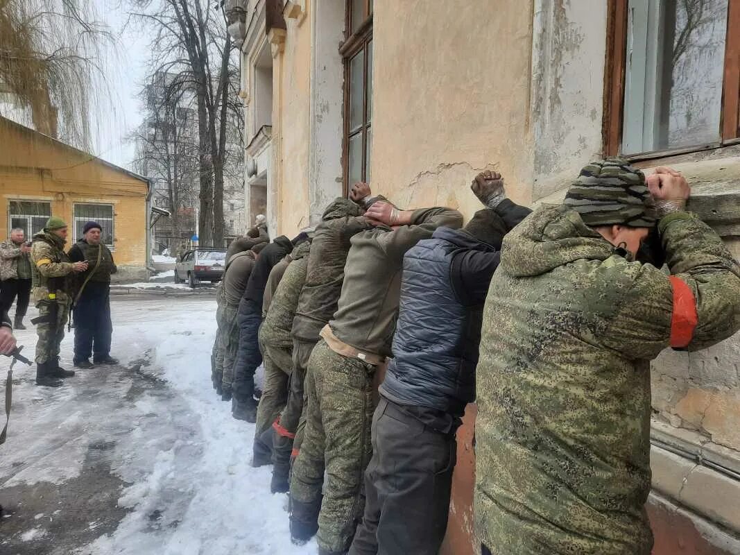 Украины без цензуры новости видео. Плненые русские на украинн. Русские солдаты на Украине.