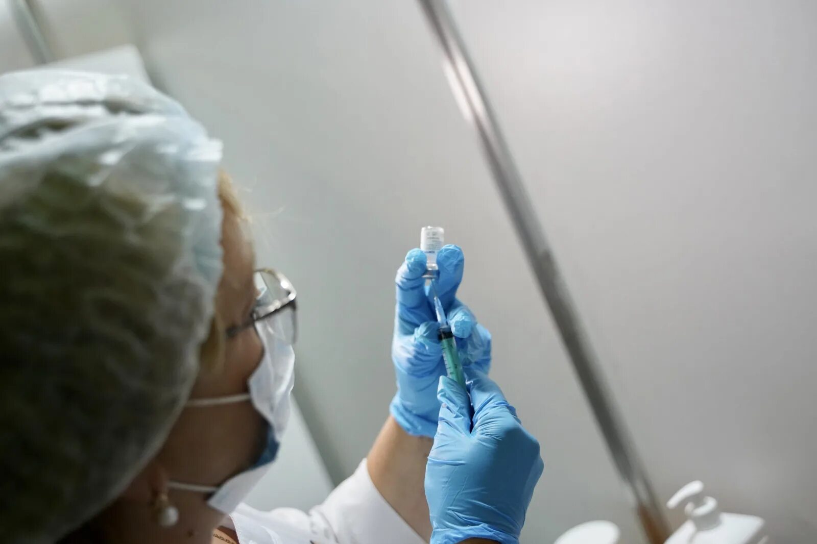 Принудительная вакцинация. Вакцинация. Укол вакцина от коронавируса. Вакцина против covid-19. Новости против вакцины.