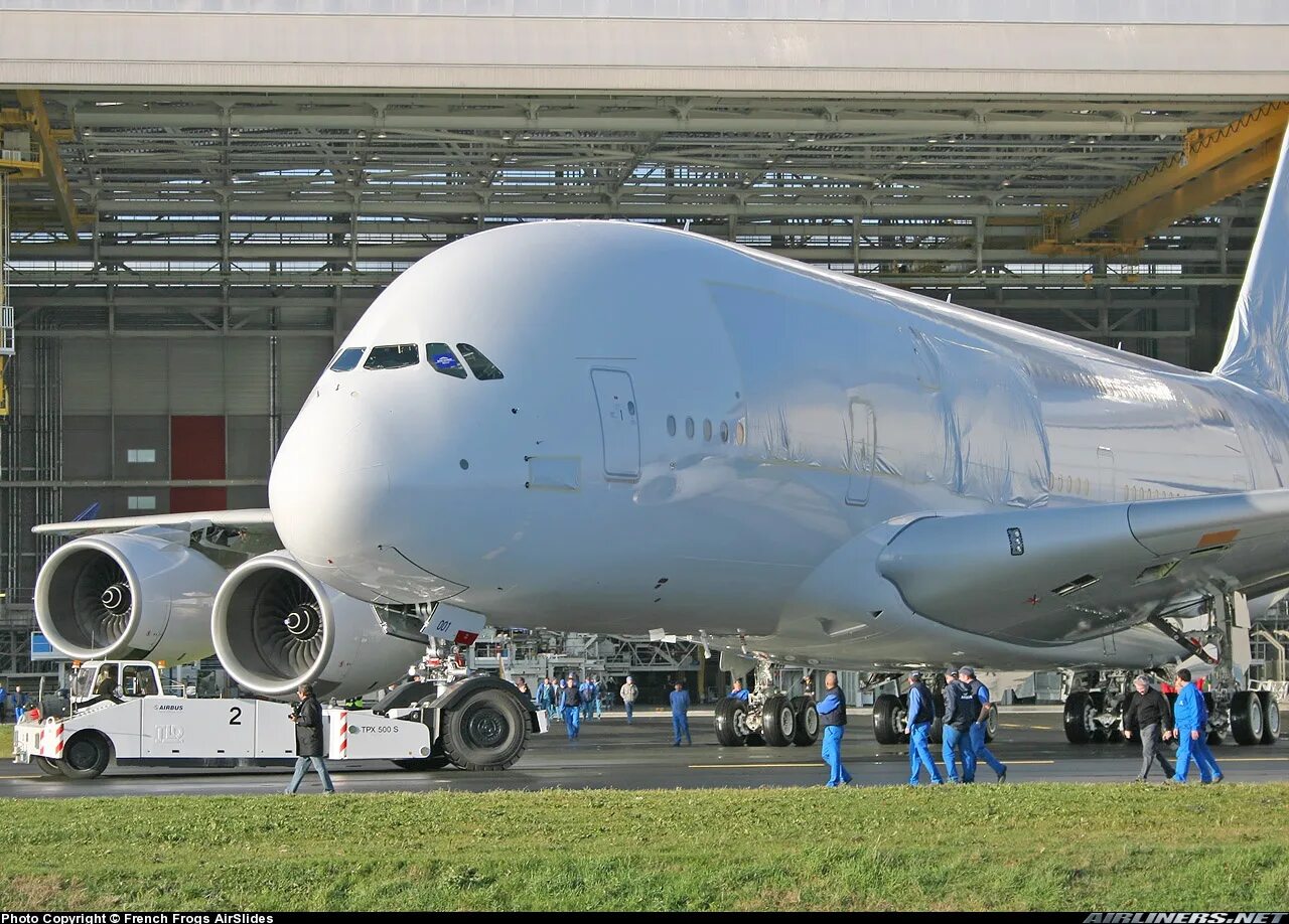 Самый большой пассажирский самолет в мире Airbus a380. Аэробус двухэтажный 380. Самолет Аэробус а390. Самый большой пассажирский лайнер в мире - Аэробус а380