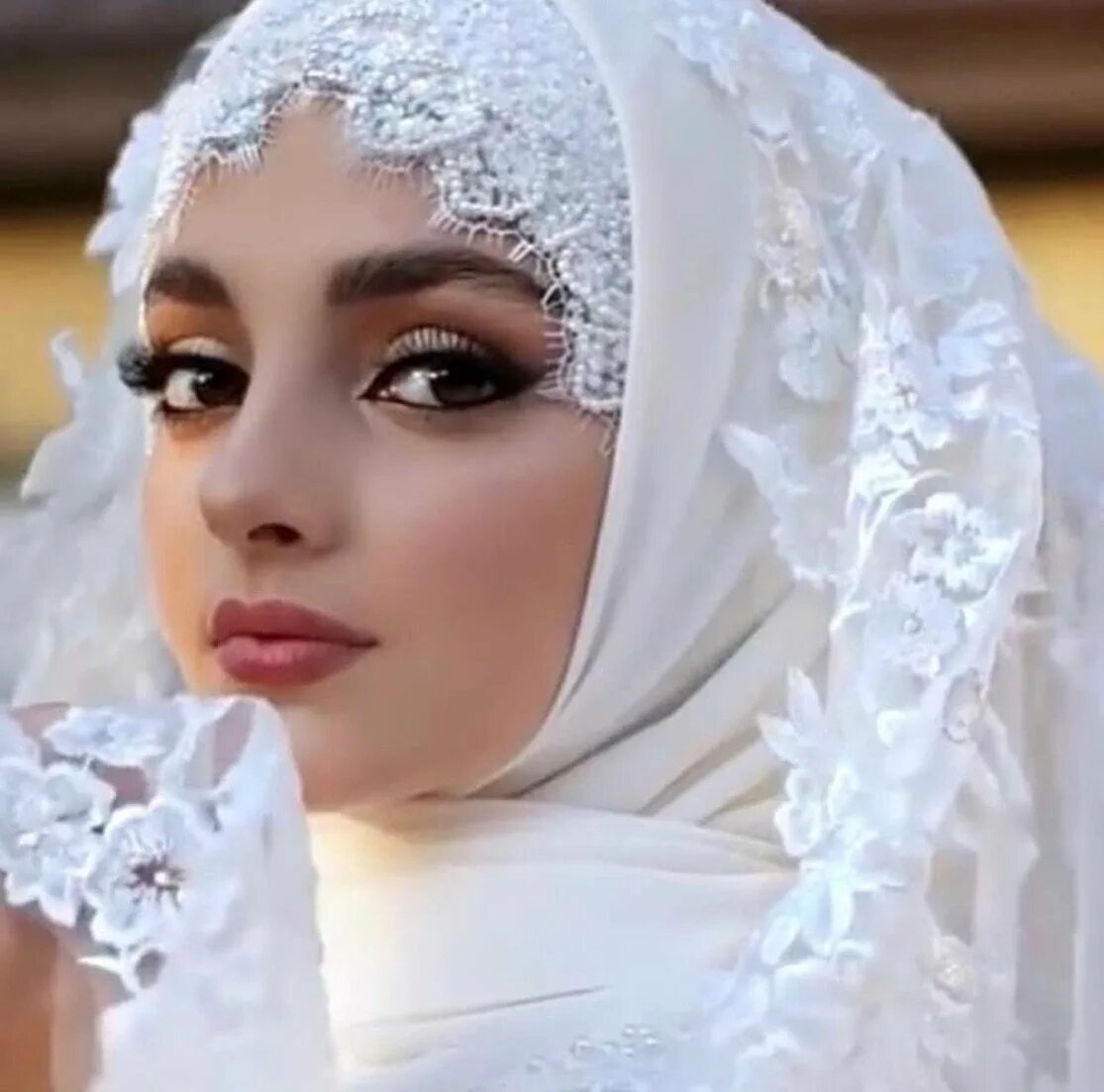 Свадебный платок для невесты. Невеста хиджабе кавказ 2021. Хиджаб на свадьбу невесте. Мусульманский свадебный наряд. Невеста хиджабе кавказ 2021.