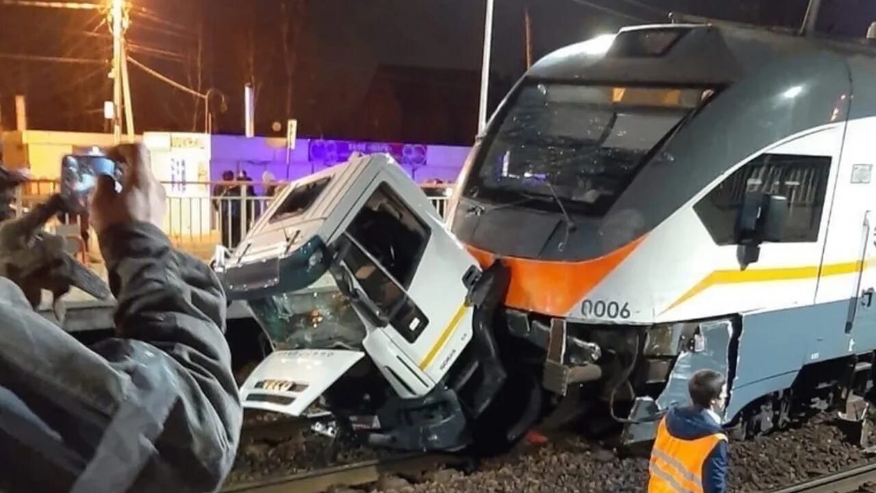 Фили кунцево столкновение поездов. Столкновение электрички с поездом москва брест. Депо лобня электропоезда аварии. Столкновение электричек. Столкновение пассажирского поезда москва-брест и электрички.