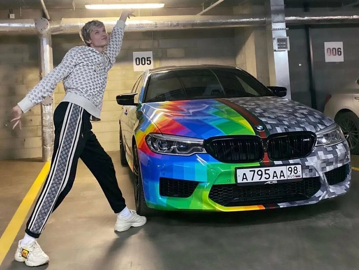 Новый муж новая машина. BMW m5 Lololoshka. Лололошка БМВ м5. БМВ разноцветная. Машина лололошки.