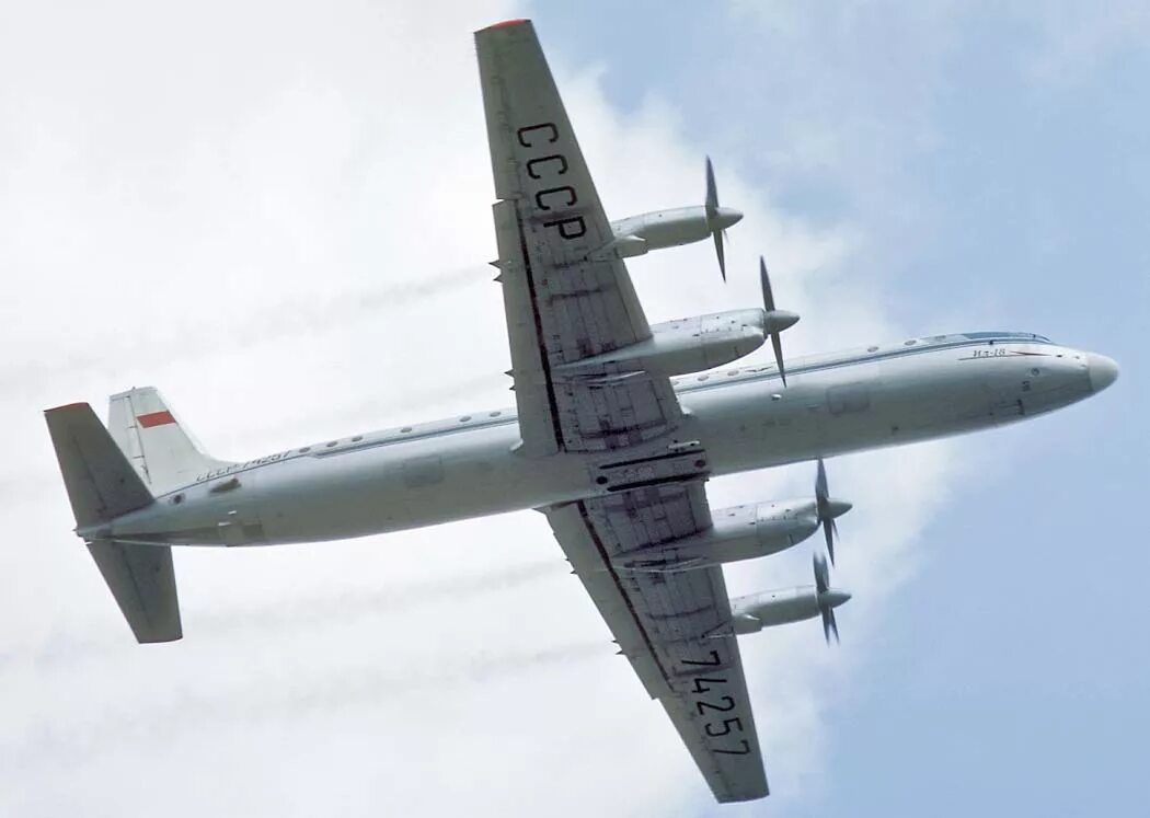 Ил-18 грузовой. Турбовинтовой самолет ил 18. Четырёхмоторный турбовинтовой пассажирский самолёт ил-18. Ил-18 пассажирский. Ил 18 википедия.