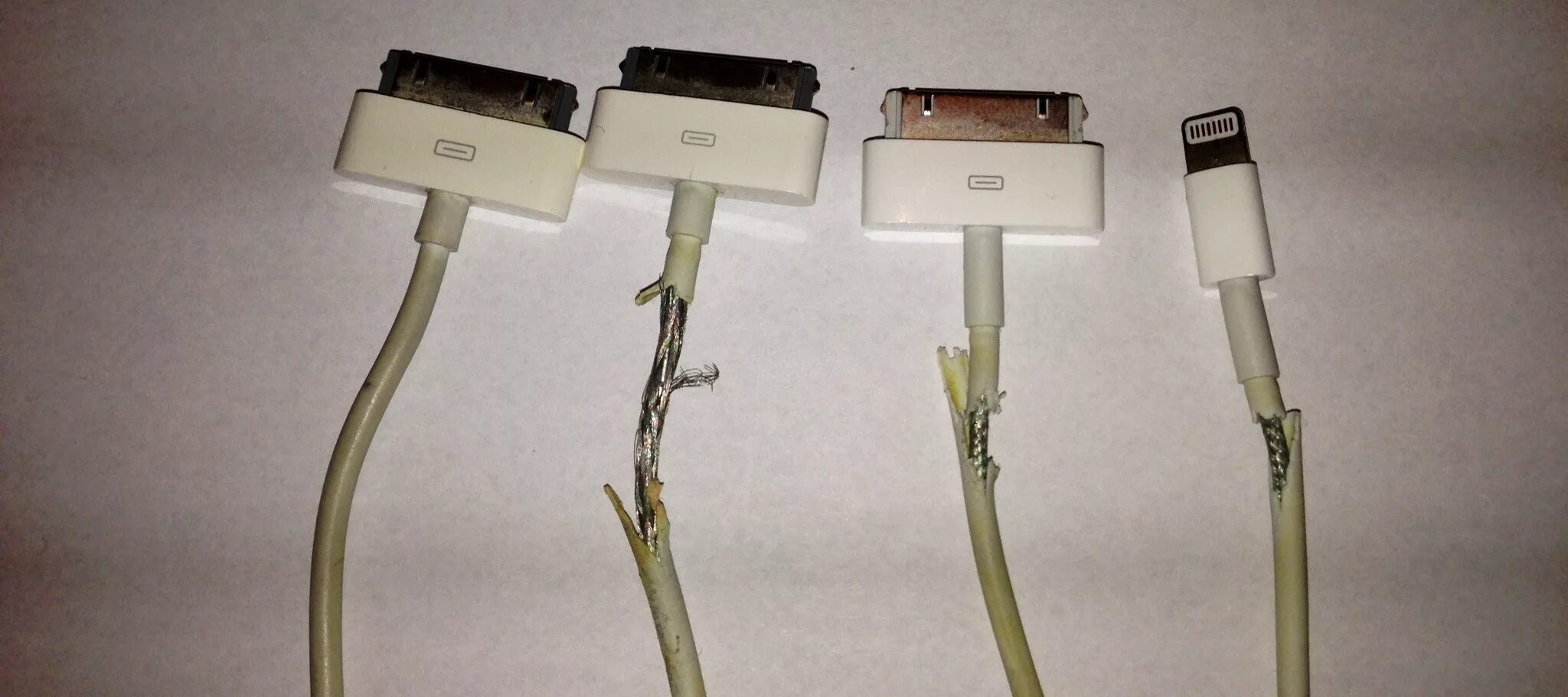 Этот аксессуар не поддерживается зарядка. MAGSAFE 2 Original Cable. Провод Лайтинг рваный. Зарядка магсейф Charger. Сломанный кабель зарядки.