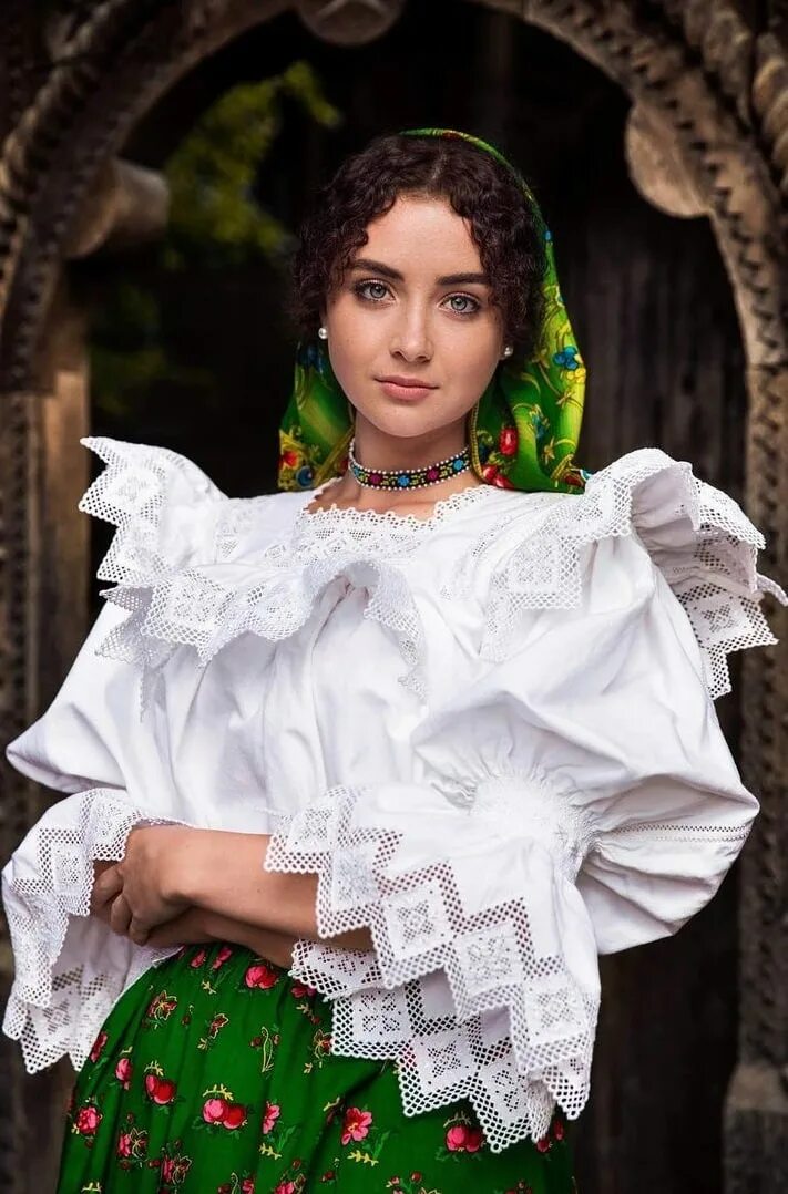 румыния девушки. красивая девушка в платке. румынки внешность. румынские женщины. румынские красавицы.