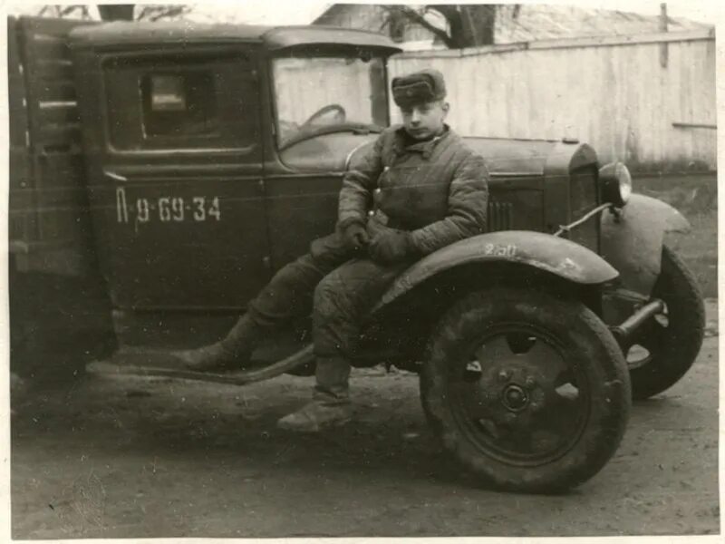 Фронтовые водители вов. Дороги войны. Грузовики красной армии 1941-1945. Водители на войне 1941-1945. Девушка фронтовой шофер.