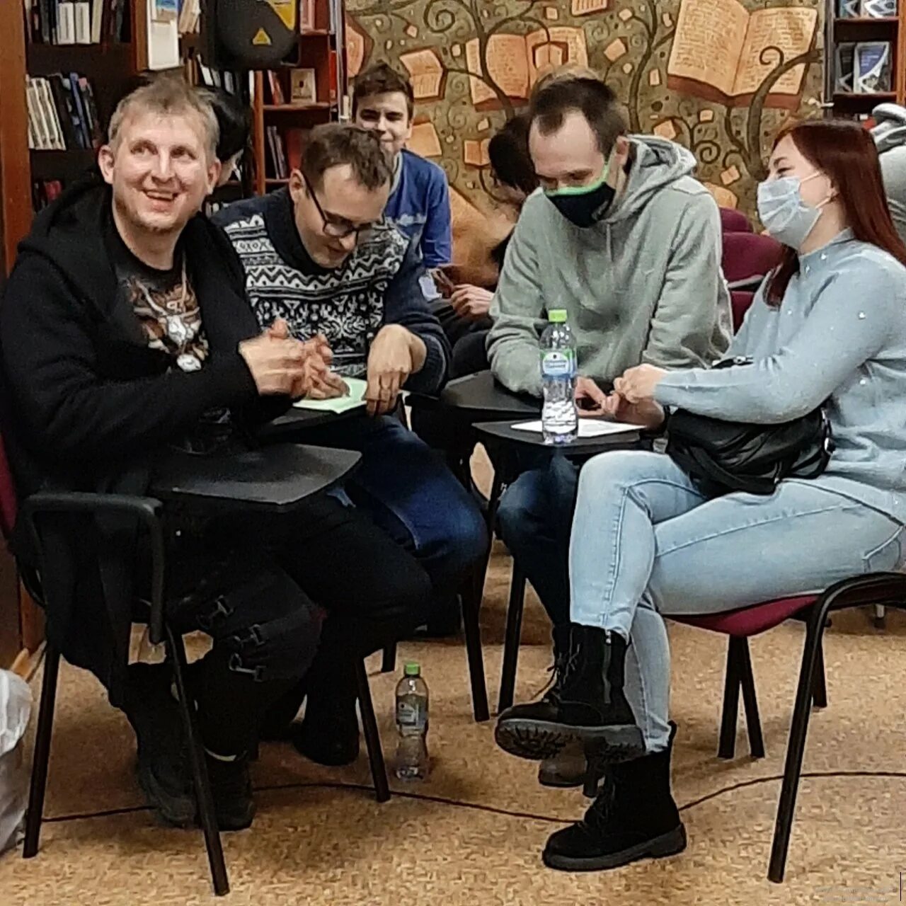 Краеведческий квиз в библиотеке. Учебная деловая игра. Квиз-игра в библиотеке. Дискуссия школьников. Квиз в библиотеке фото.