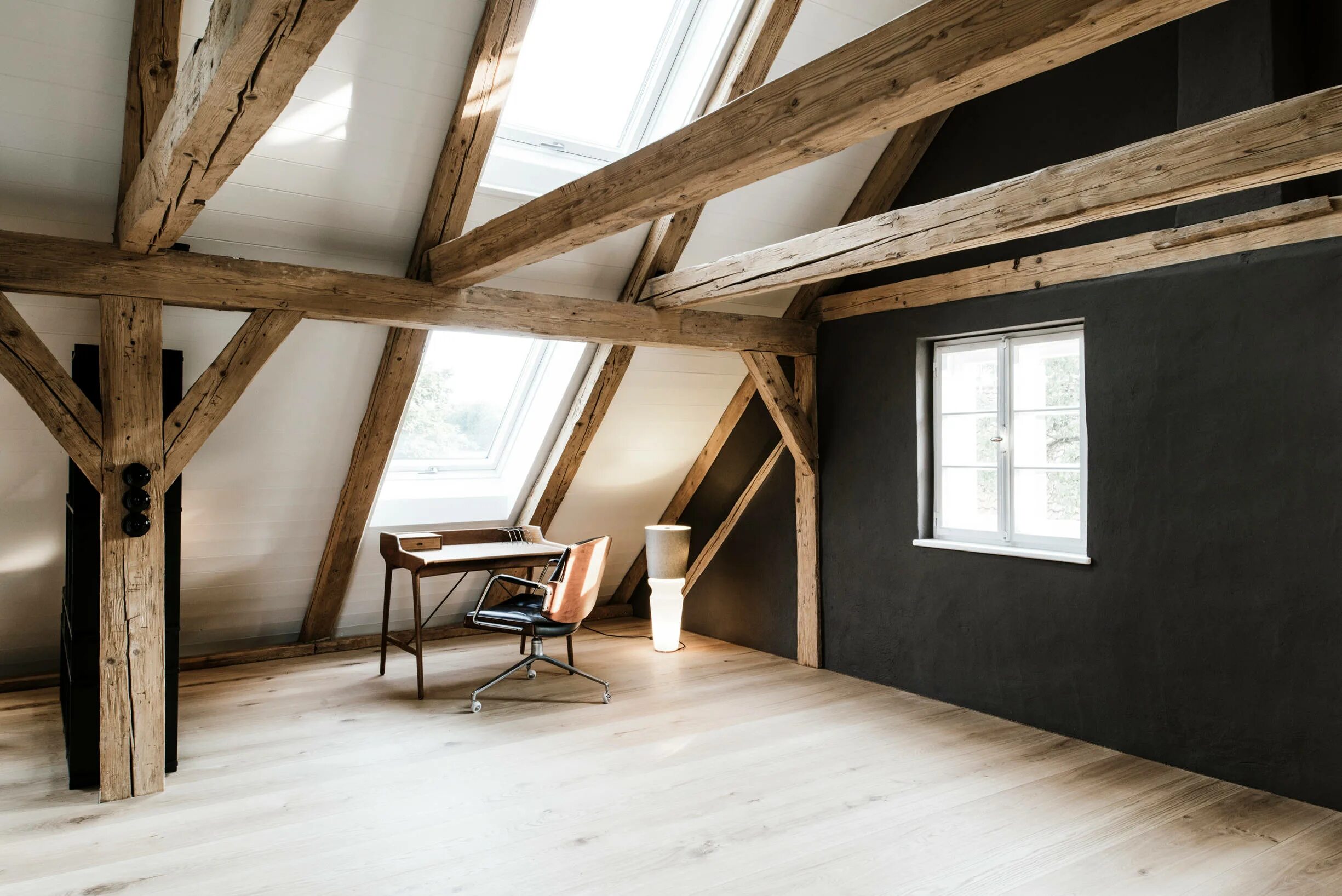 Интерьер мансарды. Отделка потолка мансарды. Спальня на мансарде. Интерьер мансарды. Второй этаж 70м2 мансарда.