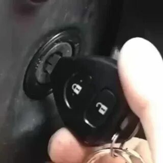 Поворот ключа в замке зажигания