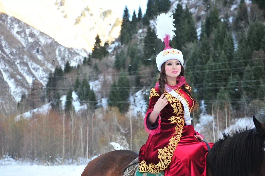 Девушка в казахском костюме. Казахские Наряды. Киргизские национальные платья. Казахский национальный костюм.