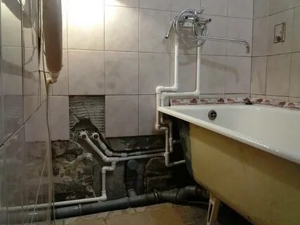 Трубы в ванной и плитка