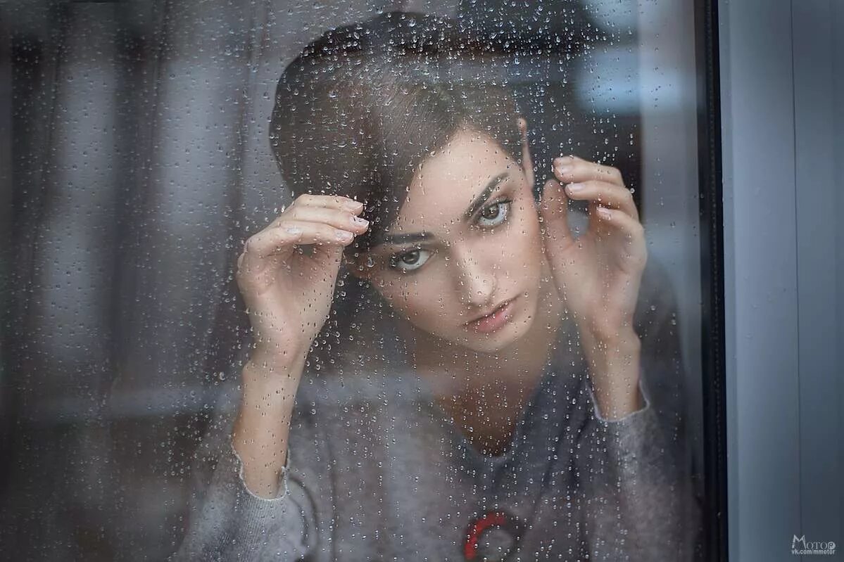 За окном девочка кто поет. Девушка у окна. Женщина у окна дождь. Девушка за окном. Девушка за окном дождь.