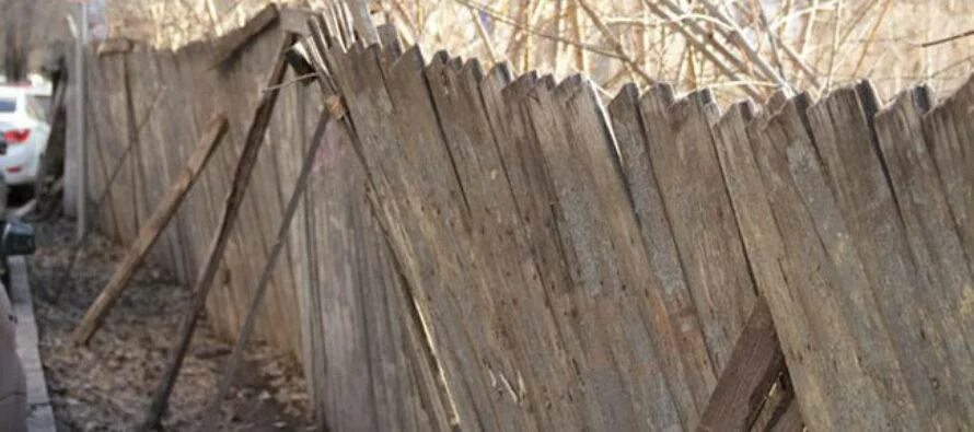 Упавший забор. Упавший забор. Упавшие заборы. Забор из профнастила покосился. Упавшие заборы.