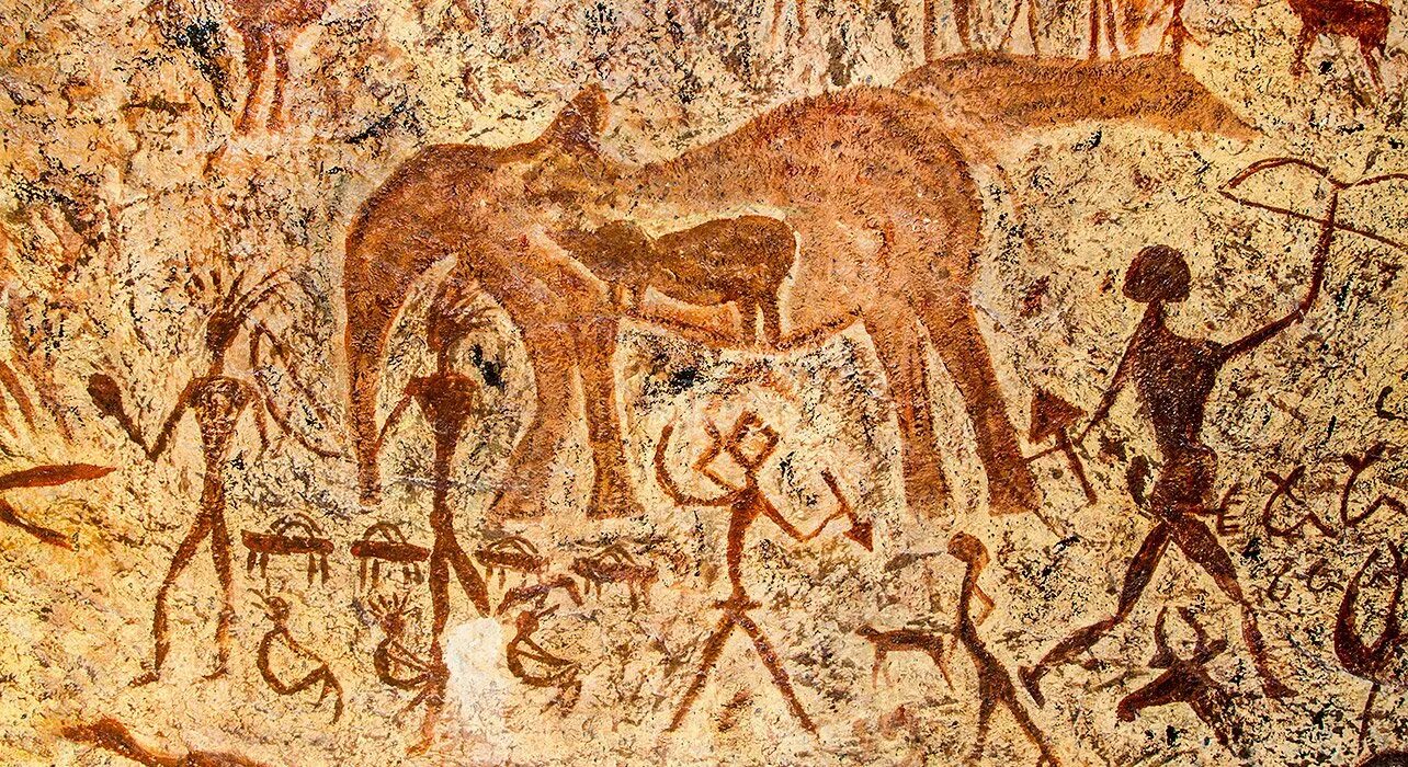 Наскальные рисунки. Рогатая богиня Тассилин Аджер. Фрески Тассилин-Аджер. Первобытное искусство петроглифы. Тассилин-Аджер охотники.
