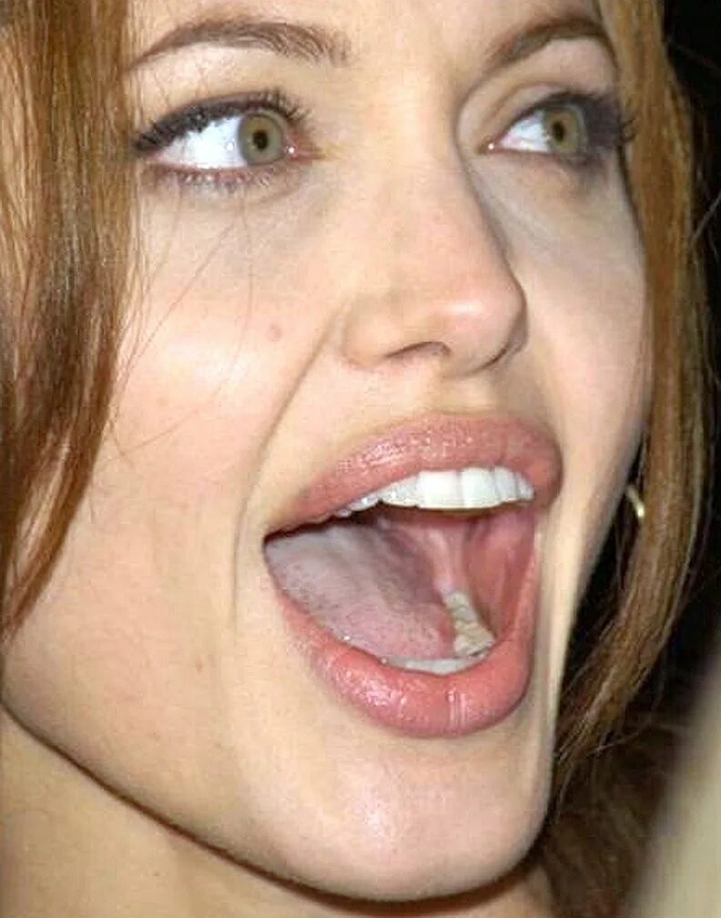 Анджелина Джоли рот. Анджелина Джоли язычок. Анджелина Джоли открыла рот. Анжелина Жоли с открытым ртом.