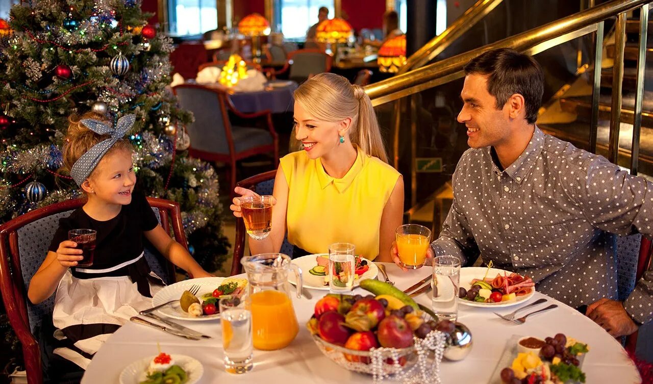 Новый год дети. Где отметить новогоднюю ночь с детьми. Семья новый год праздники улица. Где отметить новогоднюю ночь с детьми. Рождество в англии в кругу семьи.