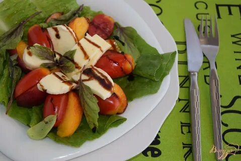 Салат с персиками и сыром