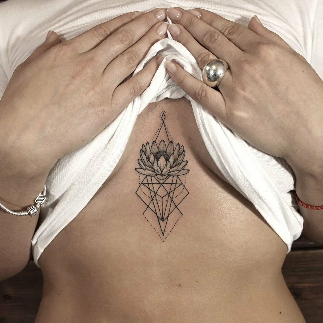 Тату под грудью. Тату между грудиной. Маленькие тату под грудью. Тату под грудью у девушек. Тату между грудей женские.