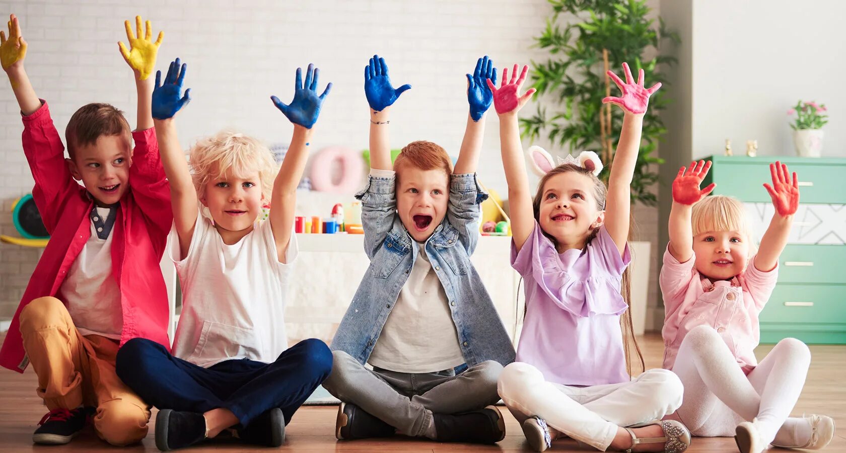 Школьник и дошкольник. Человек в круге. Дети в детском саду. Дружный детский коллектив. Детский коллектив.