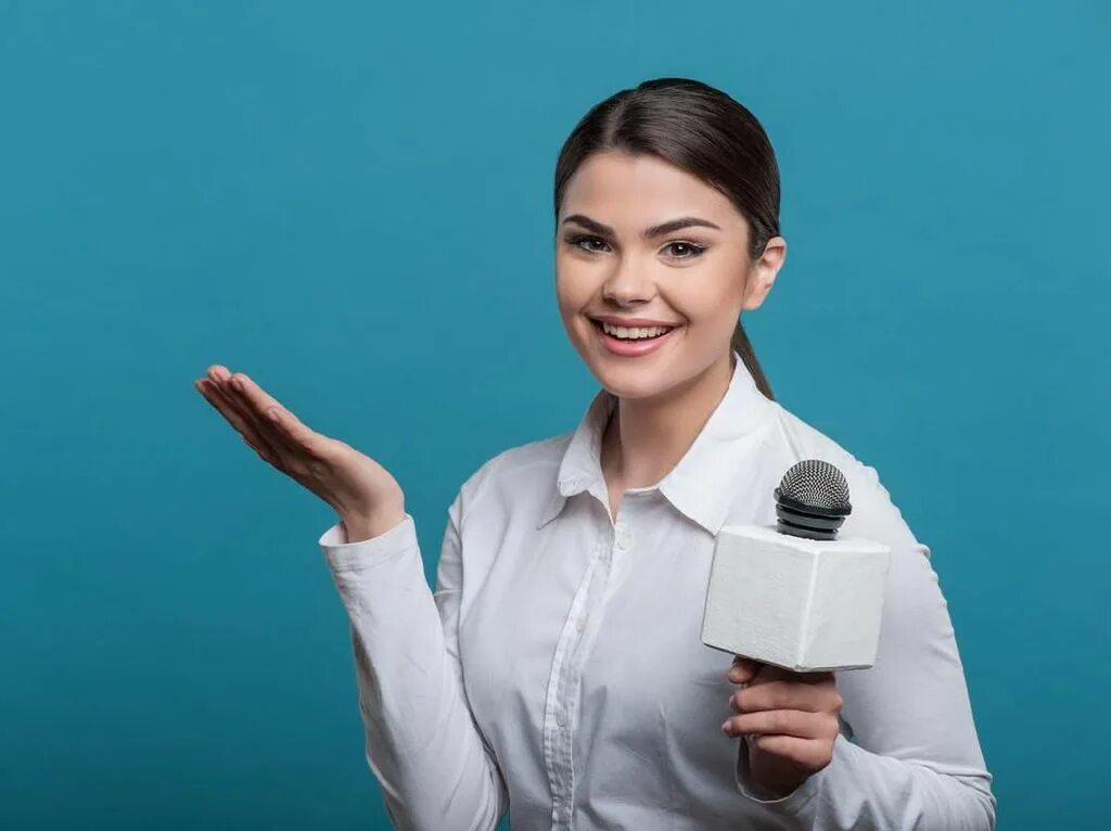 Ведущая наше дело. Наше дело девушка которая берет интервью. Алина тихомирова орел. Голая журналистка берет интервью. Девушка корреспондент.