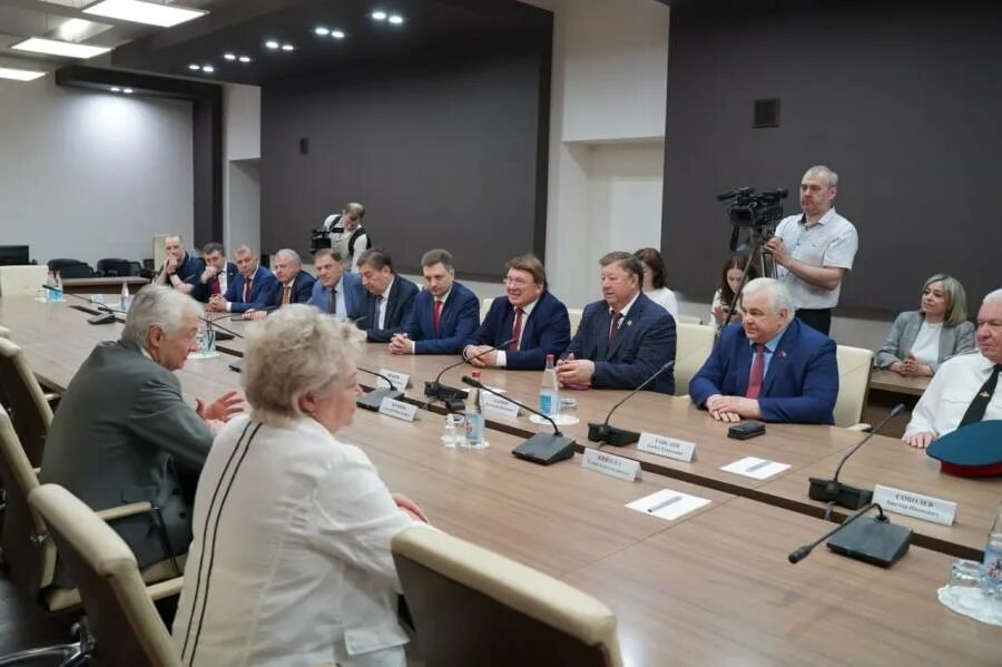 Переговоры депутатов. Фракции депутатов. депутаты парламента избирают президента. руководитель и рабочий. председатель народного собрания кчр.