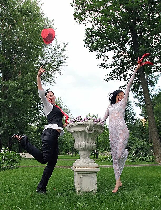 и в воздух чепчики бросали.