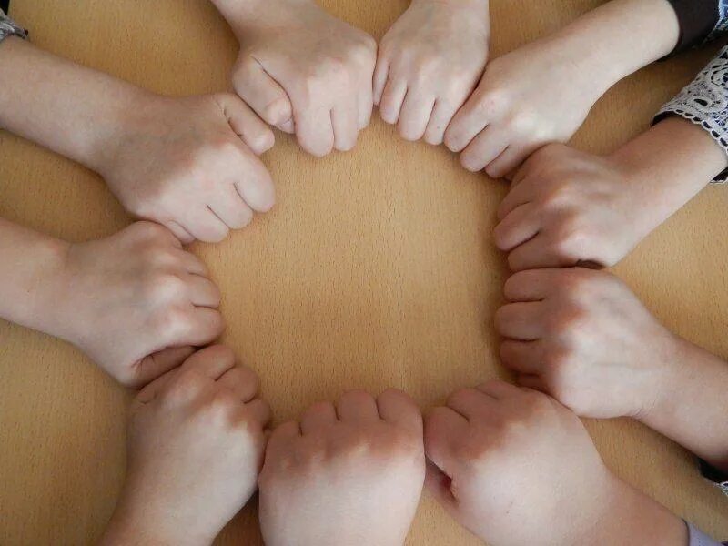 Пословица один за всех и все за одного. Один за всех и все за одного. Один за всех и все. Трое за руки. Додин за всех и все за одного.