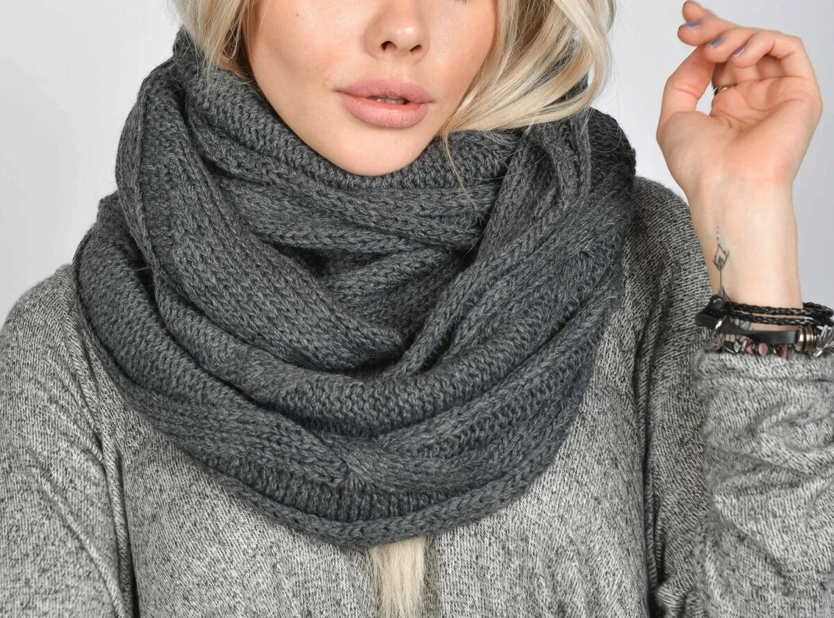 Шарф женский. Круговой вязаный шарф. Модные шарфы 2022. Стильные вязаные шарфы. Стильный шарф спицами.