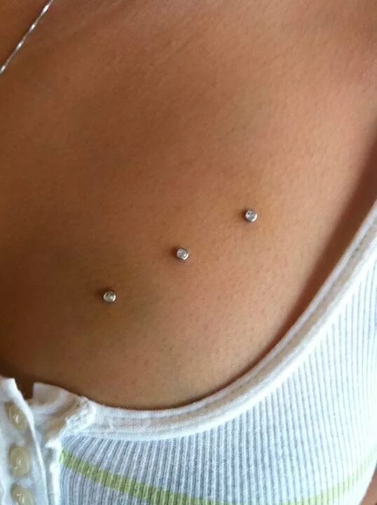 Пирсинг сосков. Прокол сосков видео. Пирсинг сосков. Принцесса альбертина пирсинг. Прокалывание женской груди.