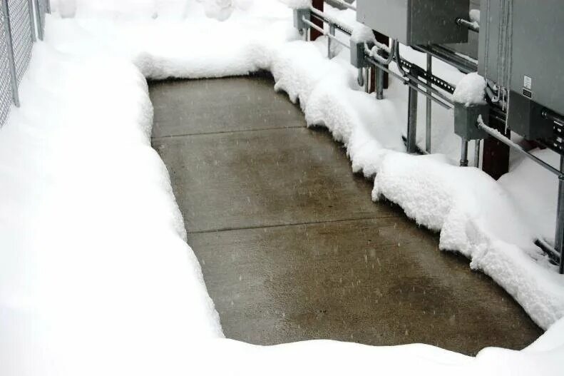 Снег пропускает воздух. Токопроводящий бетон Shotcrete. Растапливание снега. Площадка для таяния снега. Бетонный пол зимой.