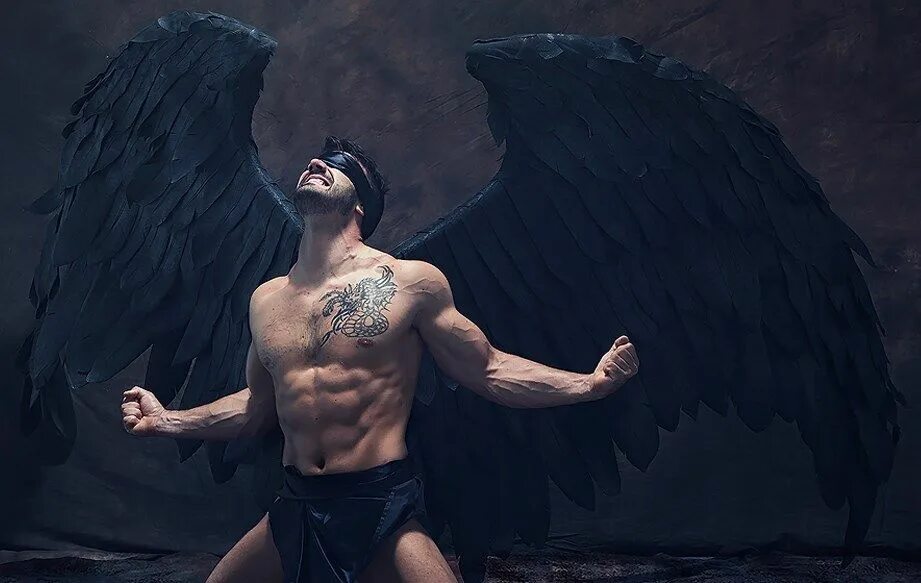 Парень angel. Парень с крыльями. ангел мужчина. мужчина с черными крыльями. чёрный ангел мужчина.