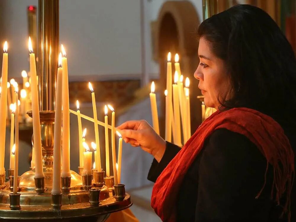 Девушка ставит свечку в церкви. Огарки свечей в церкви. Юмор свечи в церкви. Свечи и лампы в храме.