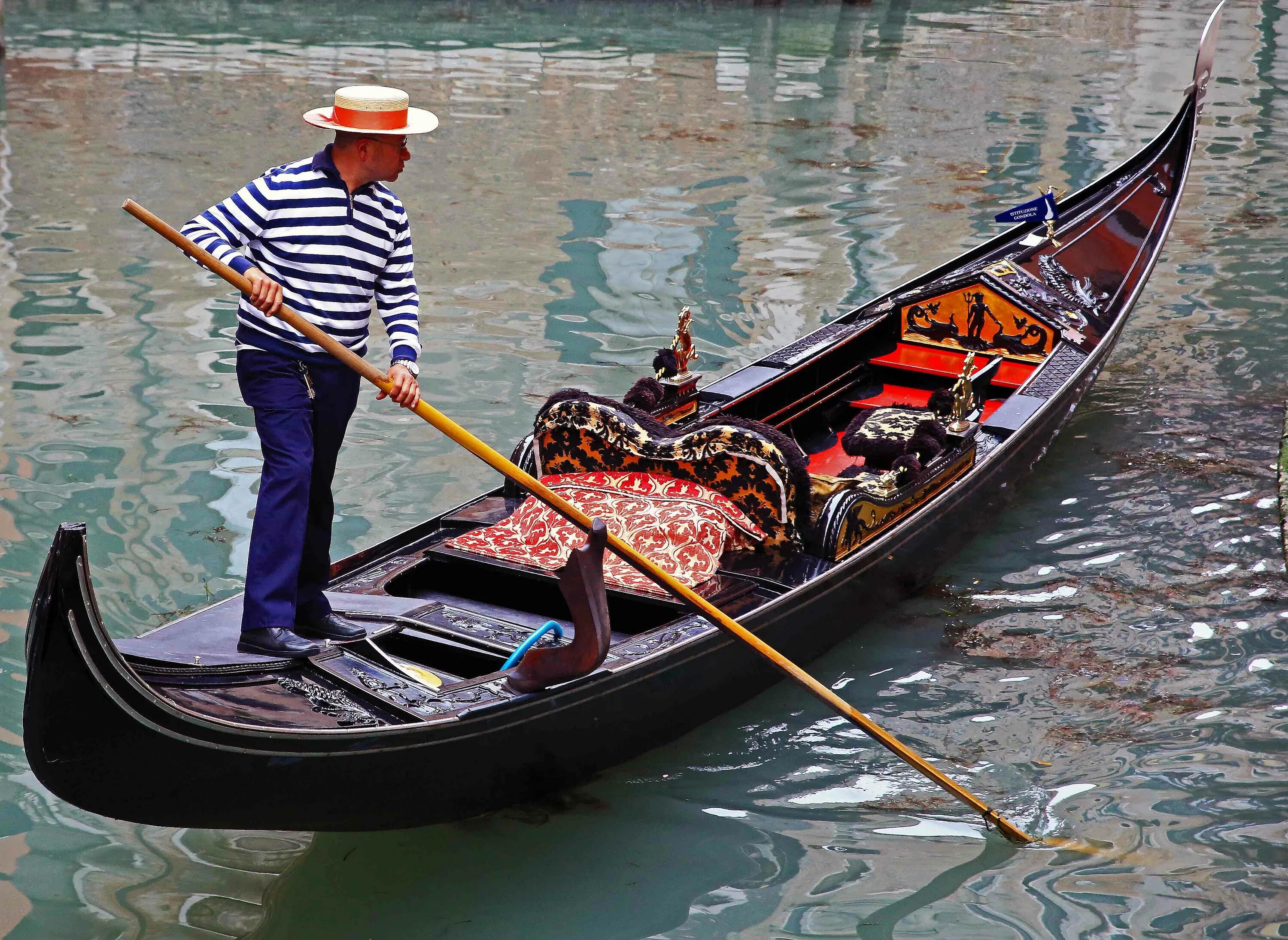 Нужна лодка побольше. Венеция гондолы и гондольеры. Венеция гондольер. Гондольер на гондоле. Венеция лодки гондола.