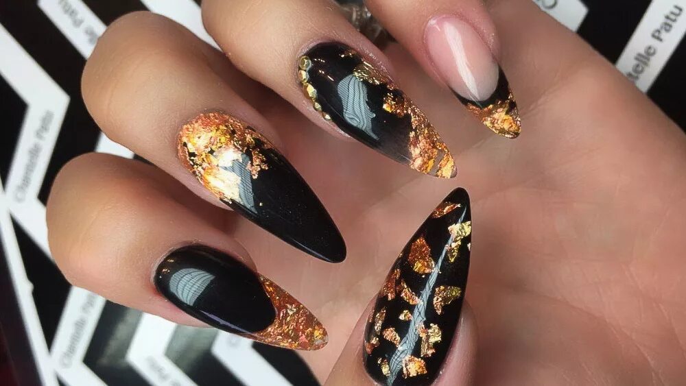 маникюр с золотыми узорами. черный маникюр с поталью. маникюр с фольгой поталь. чёрный маник на миндаль с фольгой. черный маникюр с фольгой.