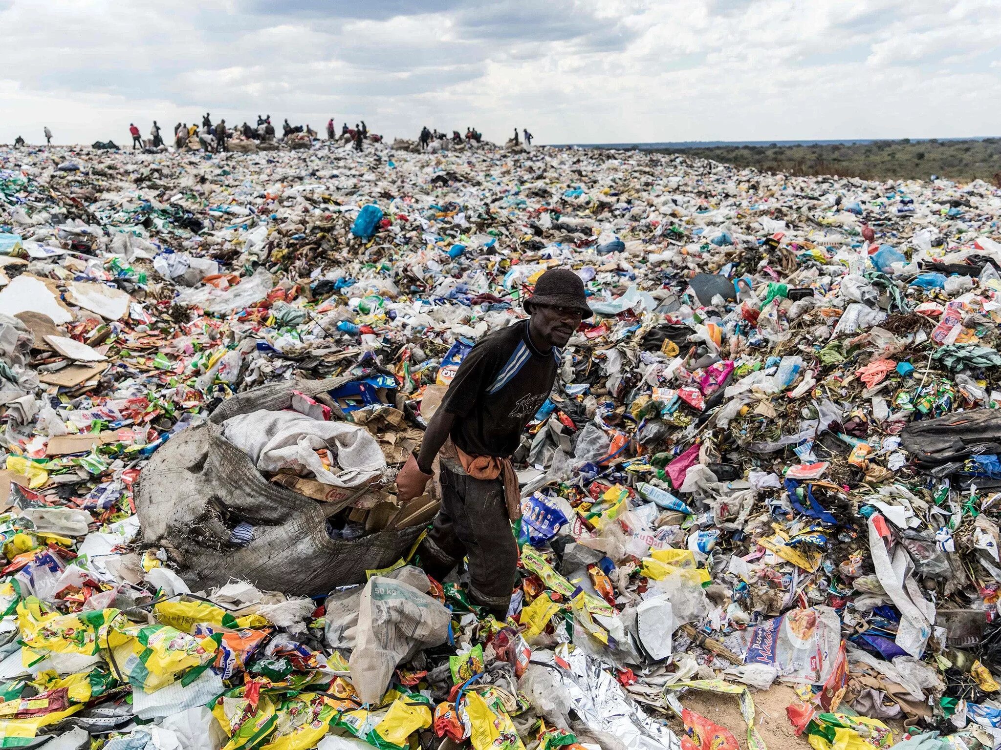 A lot of pollution. Свалка Агбогблоши, гана. Свалки в Африке. Мусорная свалка.