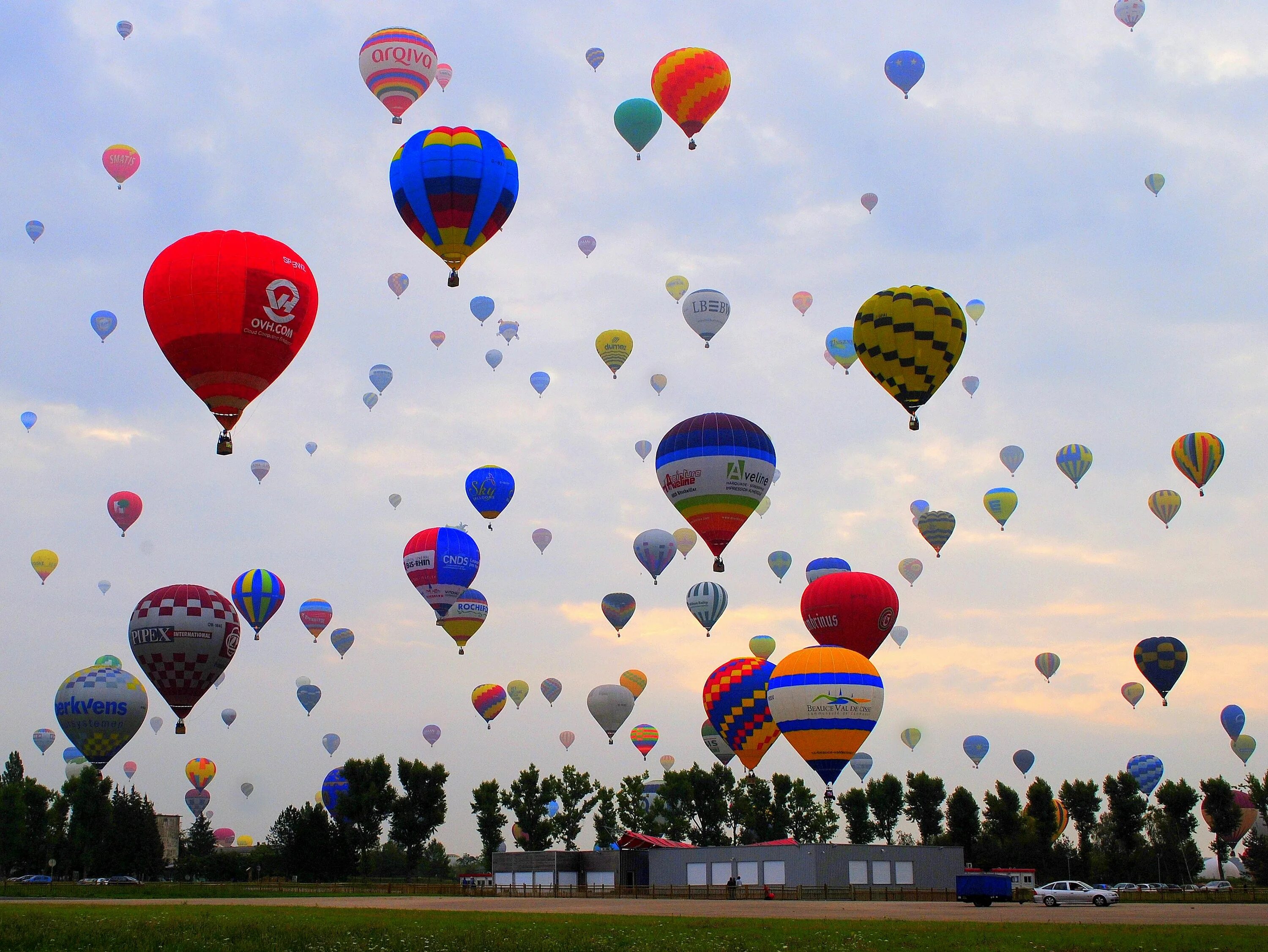 Где есть воздушные шары. Фестиваль воздушных шаров в Лотарингии. Шары в небе. Воздушные шары в небе. Шары воздушные в воздухе.