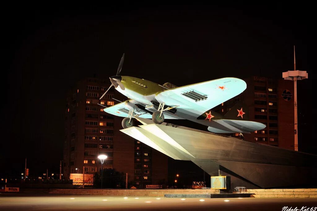 Самолет ил самара. Самара памятник самолет ил-2. Памятник самолёт-штурмовик ил-2. Фото самолета самара. Самара самолет памятник.