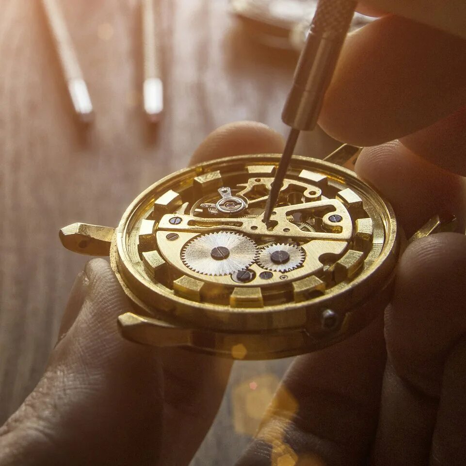 Часы и часовщик. Мастерская часов. Сервисный центр швейцарских часов. Ремонт часов watch. Ремонт часов watch.