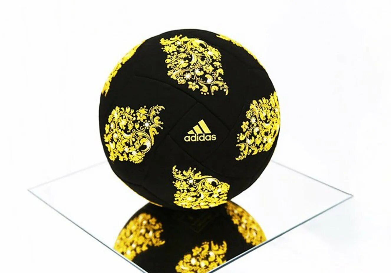 Самой дорогой мяч. Футбольный мяч адидас Делюкс Болл. Самый дорогой мяч адидас. Золотой мяч адидас. Необычный футбольный мяч.