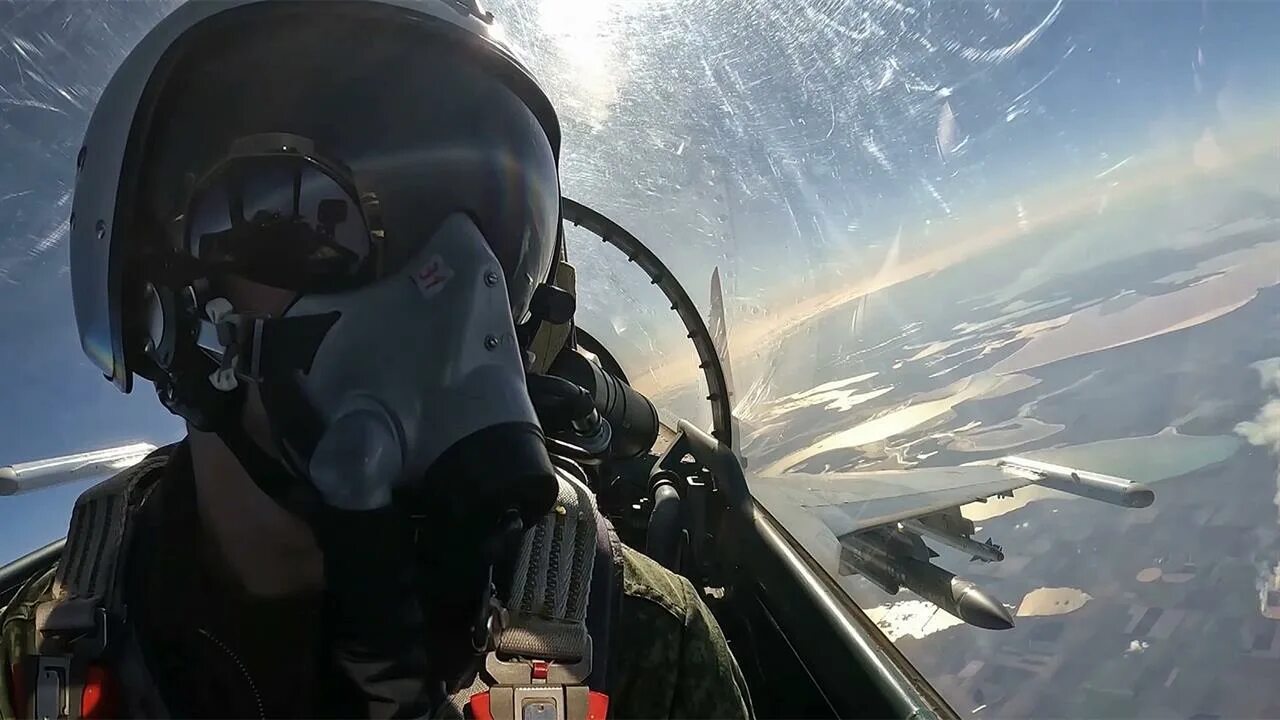 Шлем су 57. Беспилотник в небе. Пилот су 35. Летчик су 35. Истребитель су-35.