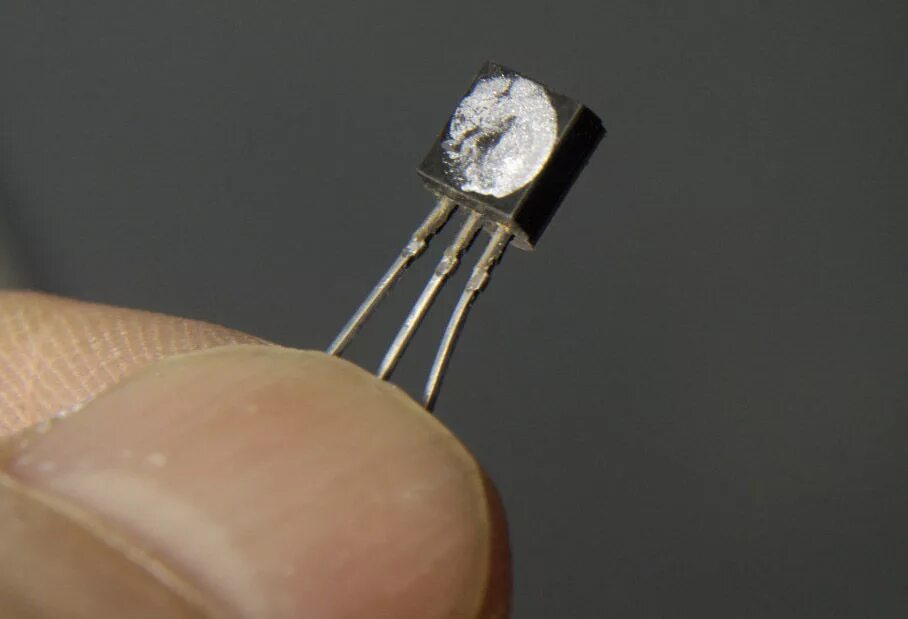 Монтаж радиоэлементов на печатную плату. Монтаж транзисторов на печатную плату. Каскад усиления на транзисторе. Корпуса smd транзисторов типоразмеры. Корпус транзистора то-220.