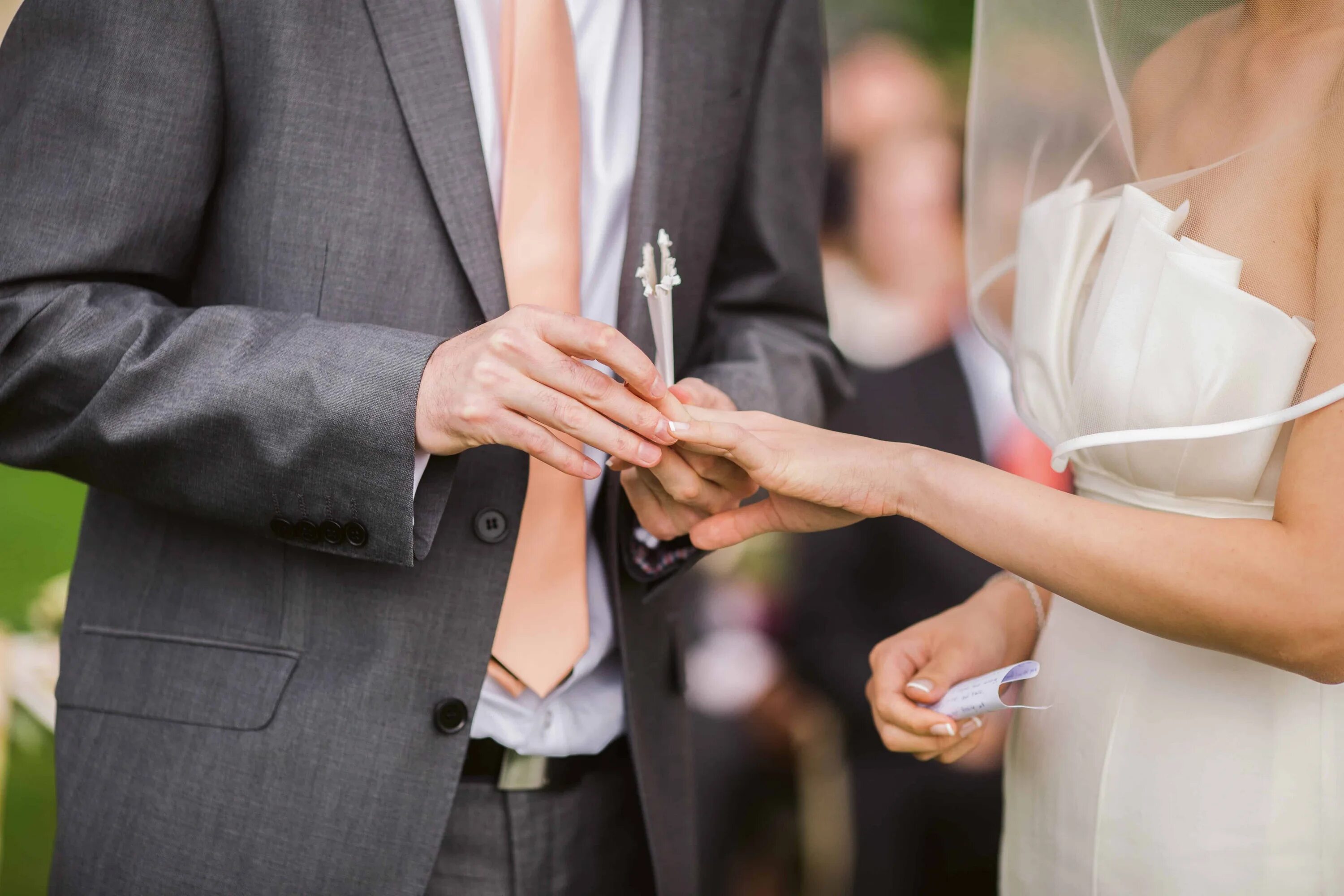 Фото замужества. Жених надевает кольцо невесте. Свадьба надевают кольца. Замужество. Ранние браки.