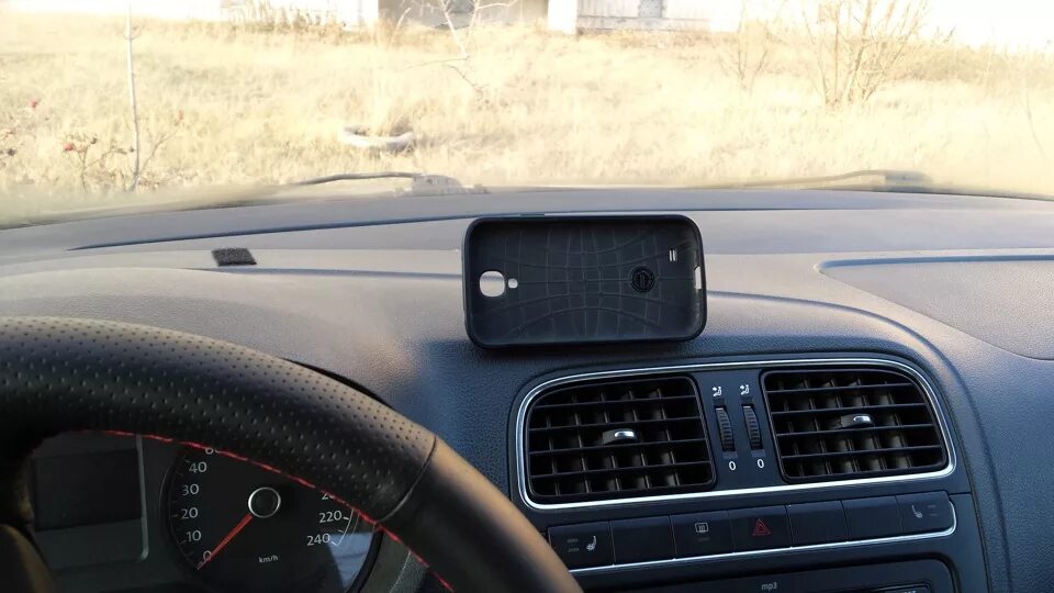 Держатель телефона фольксваген jetta 6. Держатель для телефона в vw polo. Держатель телефона поло. Магнитный держатель поло седан. Vw polo sedan 2012 держатель для телефона.