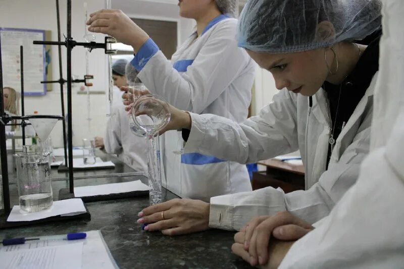 лаборант колледжа. колледжи на лаборанта. хим лаборант. лаборант технолог. колледжи на лаборанта.