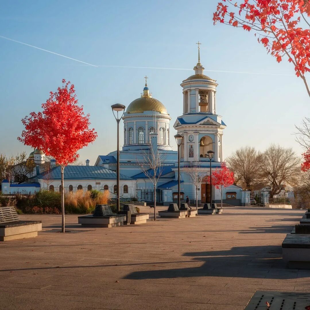 Куз воронеж. Советская площадь Воронеж осень. Советская площадь Воронеж осенью. Покровский храм и Советская площадь Воронеж.